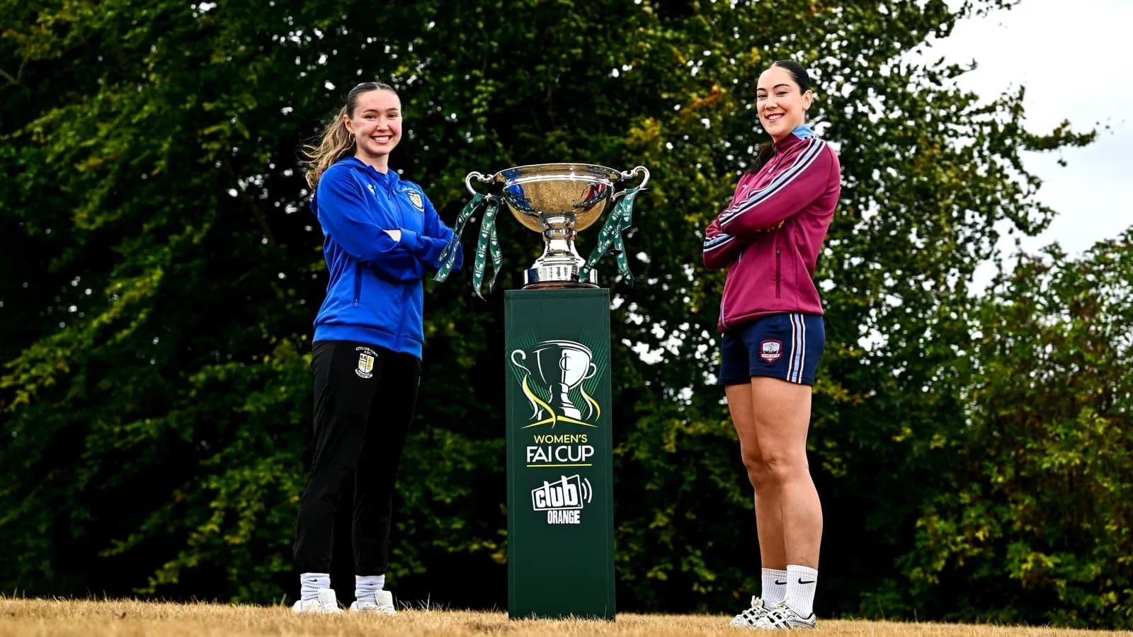 Jugadoras posando con el trofeo de la Women's FAI Cup