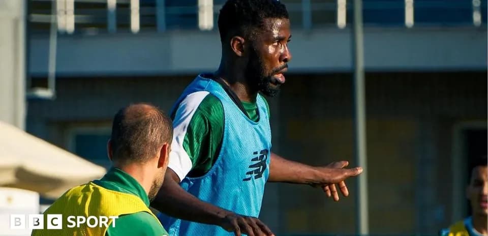 Jugador entrenando en campo de fútbol con compañeros