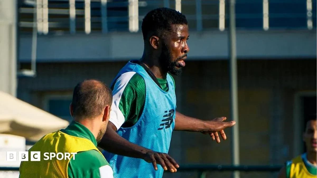 Jugador entrenando en campo de fútbol con compañeros