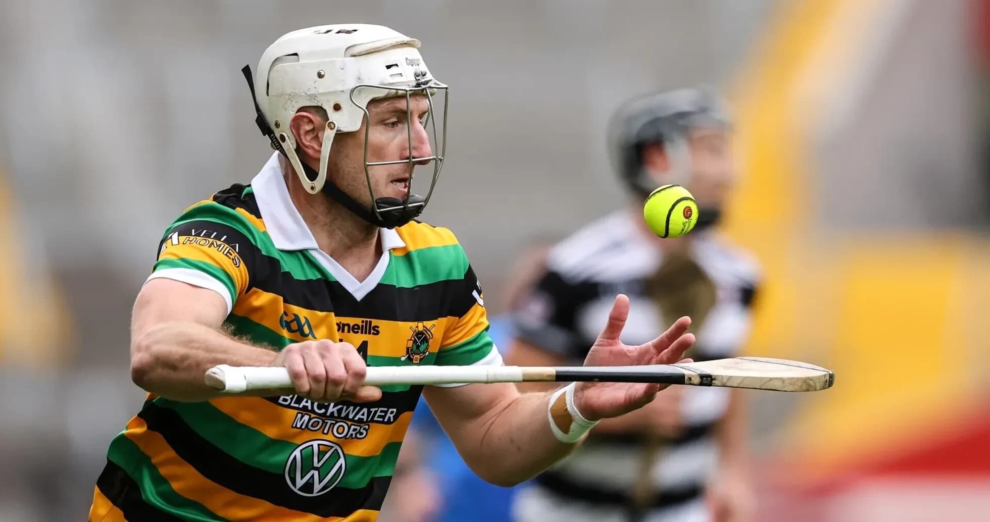 Jugador de hurling atrapando la pelota en el aire