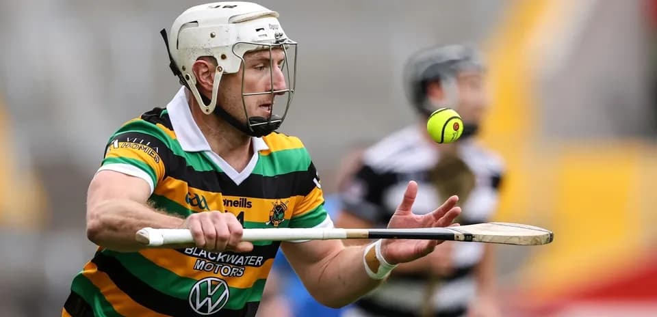 Jugador de hurling atrapando la pelota en el aire