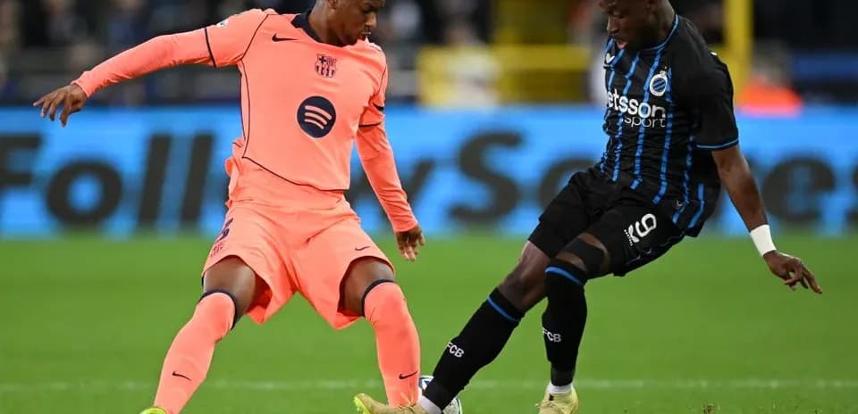 Dos jugadores compitiendo por el balón en el partido