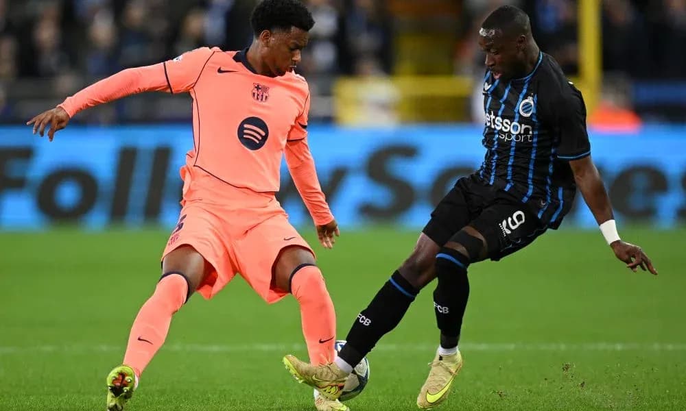 Dos jugadores compitiendo por el balón en el partido