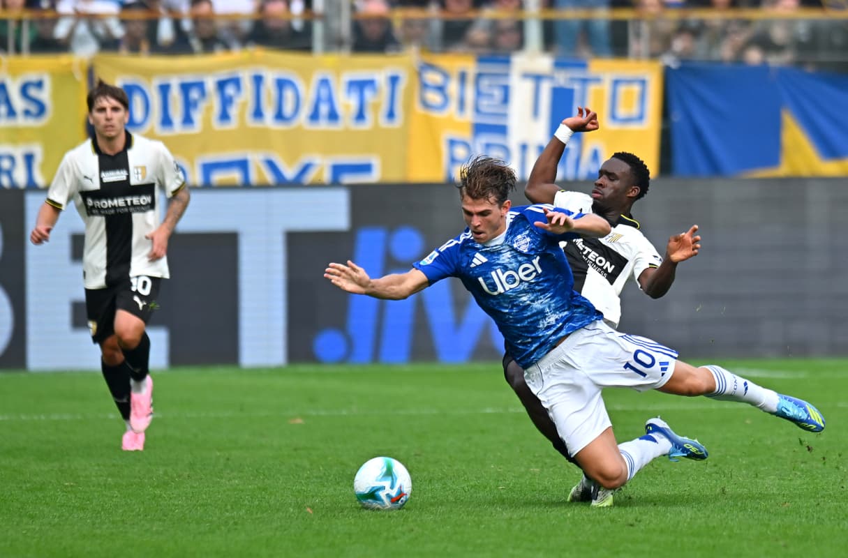 Jugador de Como cae mientras es tackleado por Parma
