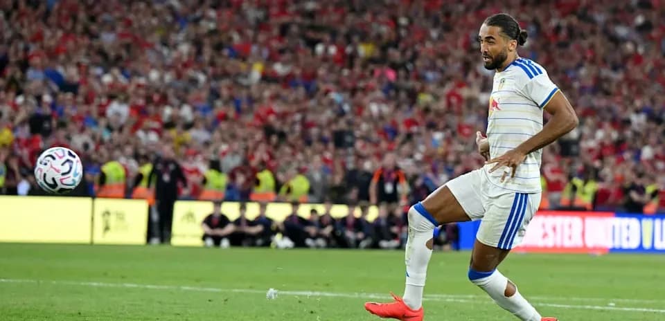 Jugador pateando el balón durante un partido