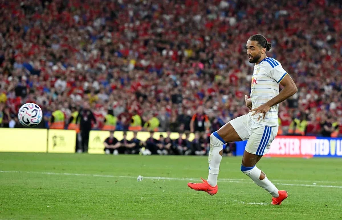 Jugador pateando el balón durante un partido