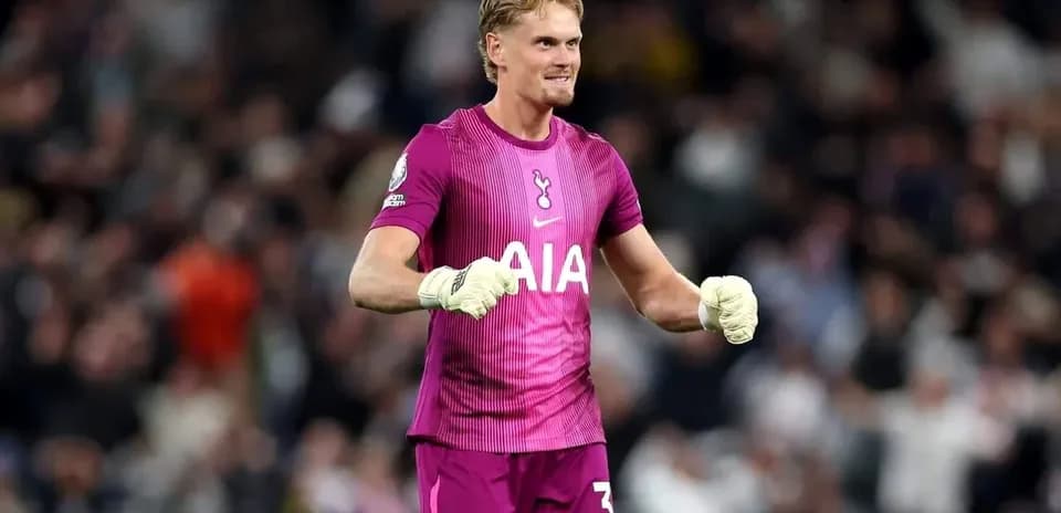 Portero de Tottenham celebrando tras una atajada