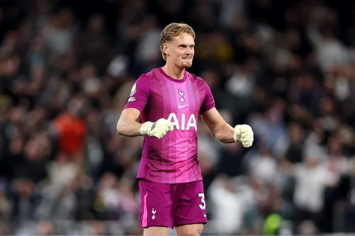 Portero de Tottenham celebrando tras una atajada