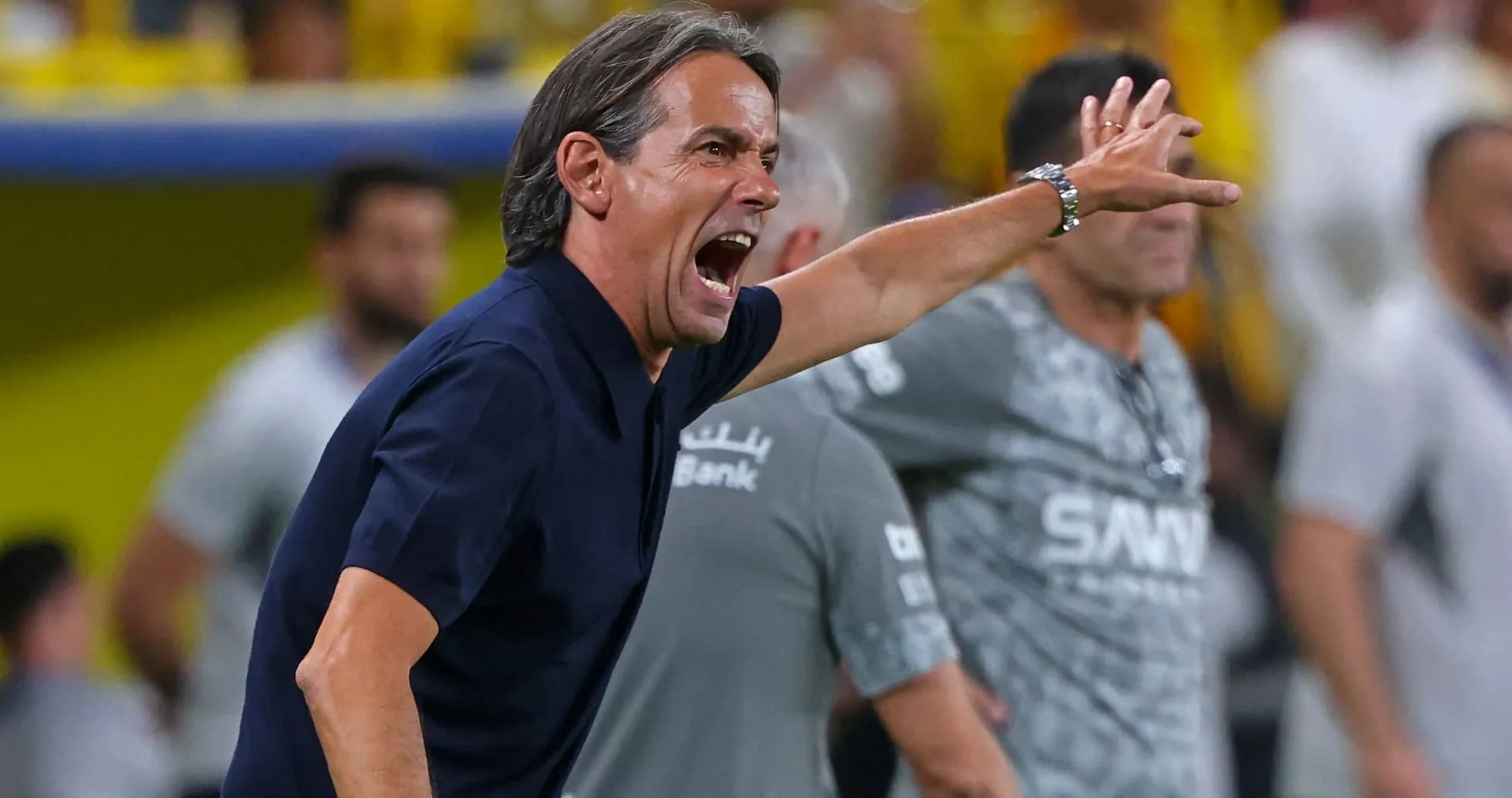 Entrenador dirigiendo a su equipo desde la línea de banda