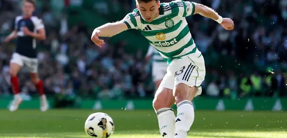 Jugador de Celtic pateando el balón en el campo