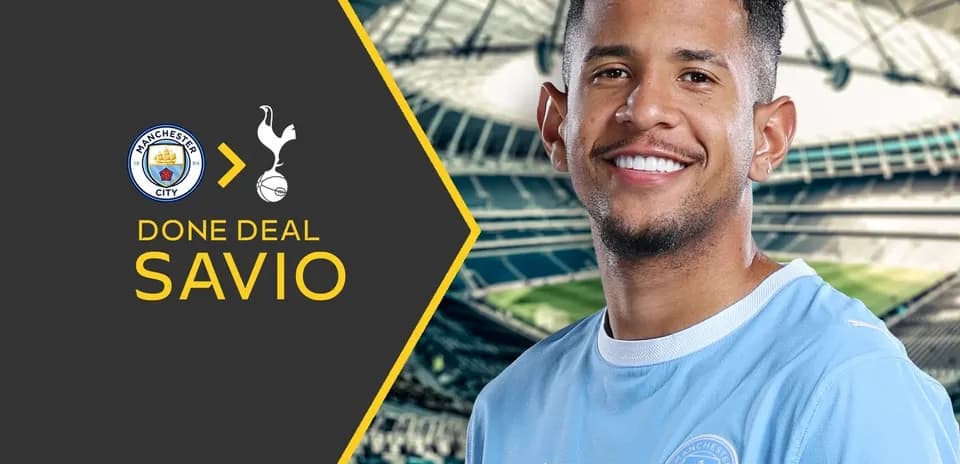 Savio sonriente en camiseta de Manchester City