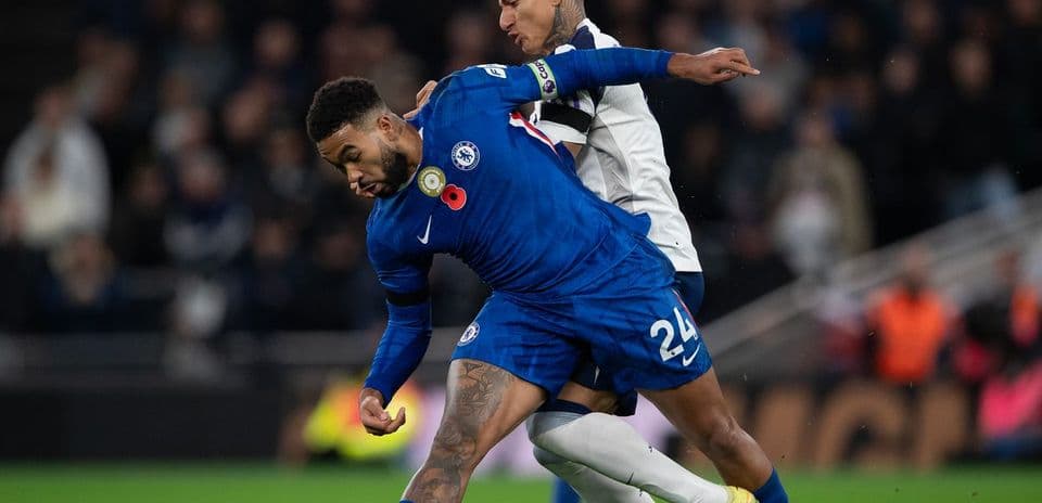 Jugador de Chelsea en acción contra Tottenham