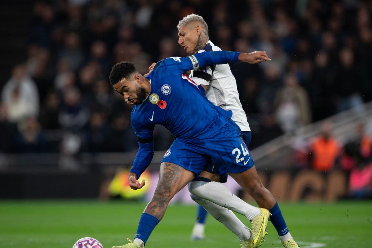 Jugador de Chelsea en acción contra Tottenham