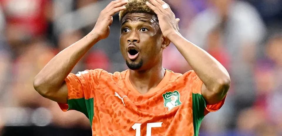 Jugador de Costa de Marfil con camiseta naranja en acción