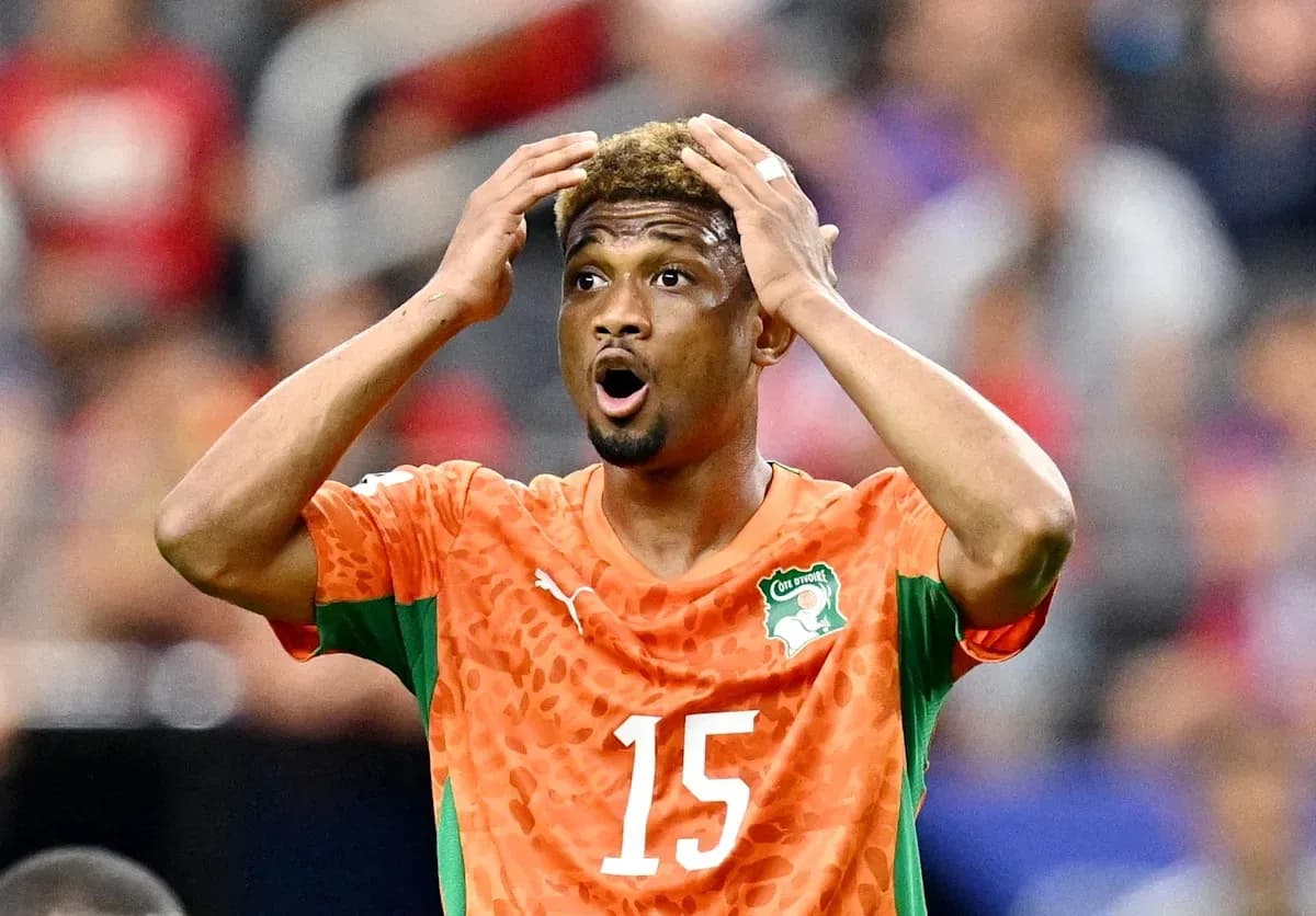 Jugador de Costa de Marfil con camiseta naranja en acción