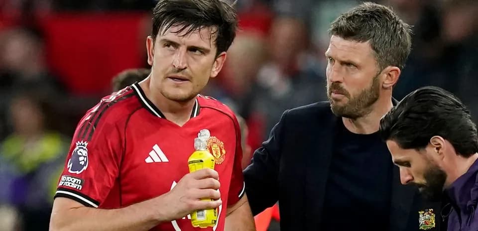 Jugador de Manchester United siendo atendido por entrenador