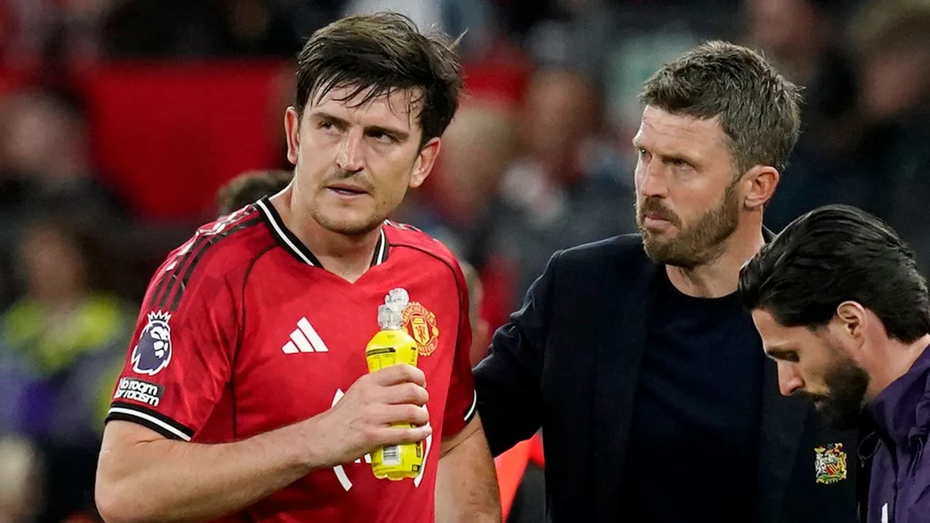 Jugador de Manchester United siendo atendido por entrenador