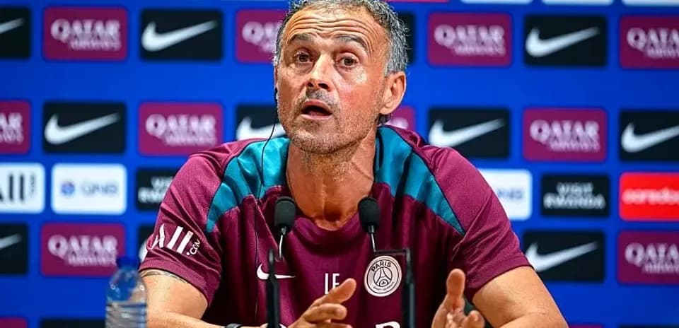Entrenador hablando en conferencia de prensa