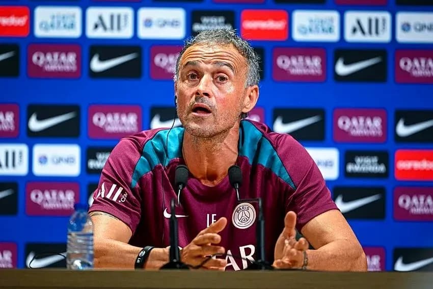 Entrenador hablando en conferencia de prensa