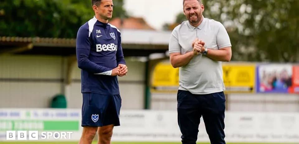 Entrenador y jugador en el campo de entrenamiento