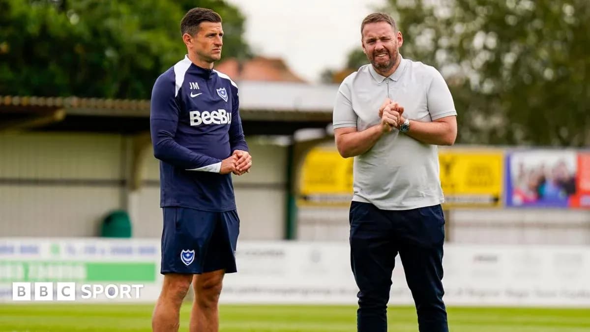 Entrenador y jugador en el campo de entrenamiento