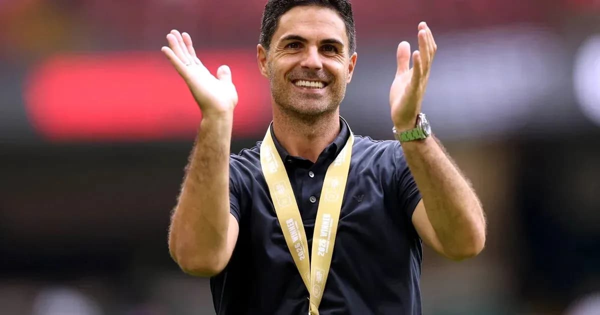 Entrenador aplaudiendo con medalla alrededor del cuello