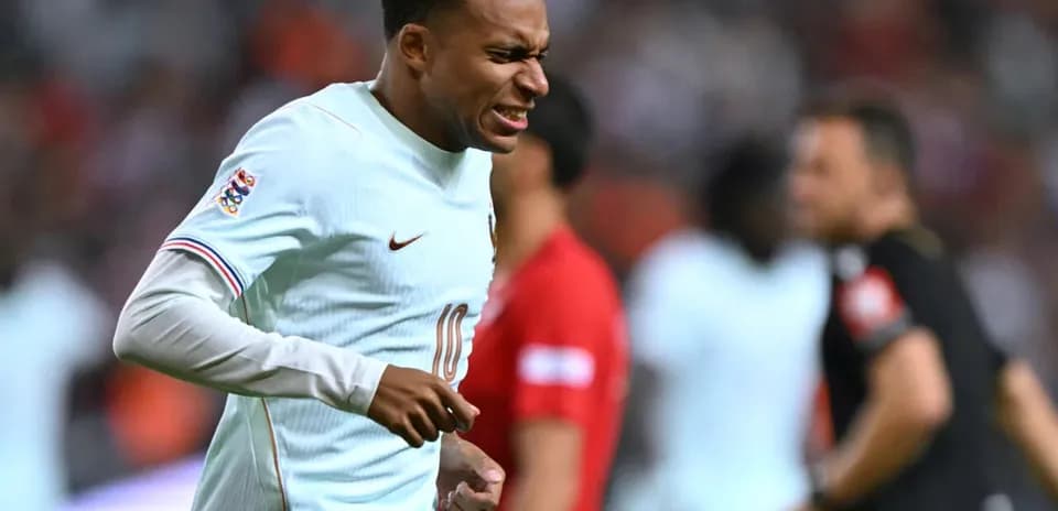 Jugador con camiseta de Portugal corriendo en el campo