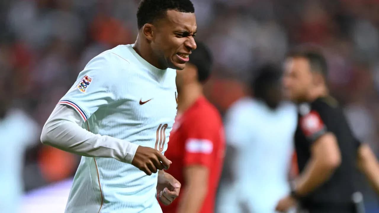 Jugador con camiseta de Portugal corriendo en el campo