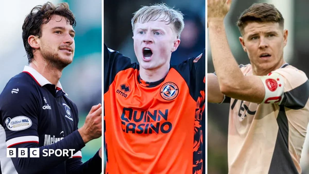 Tres jugadores de fútbol en acción durante el partido