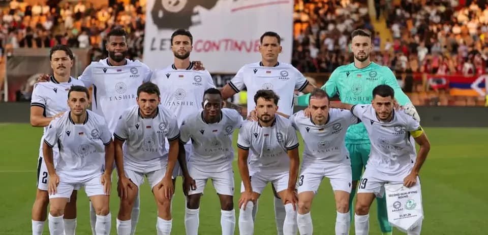 Equipo Ararat-Armenia posando antes del partido