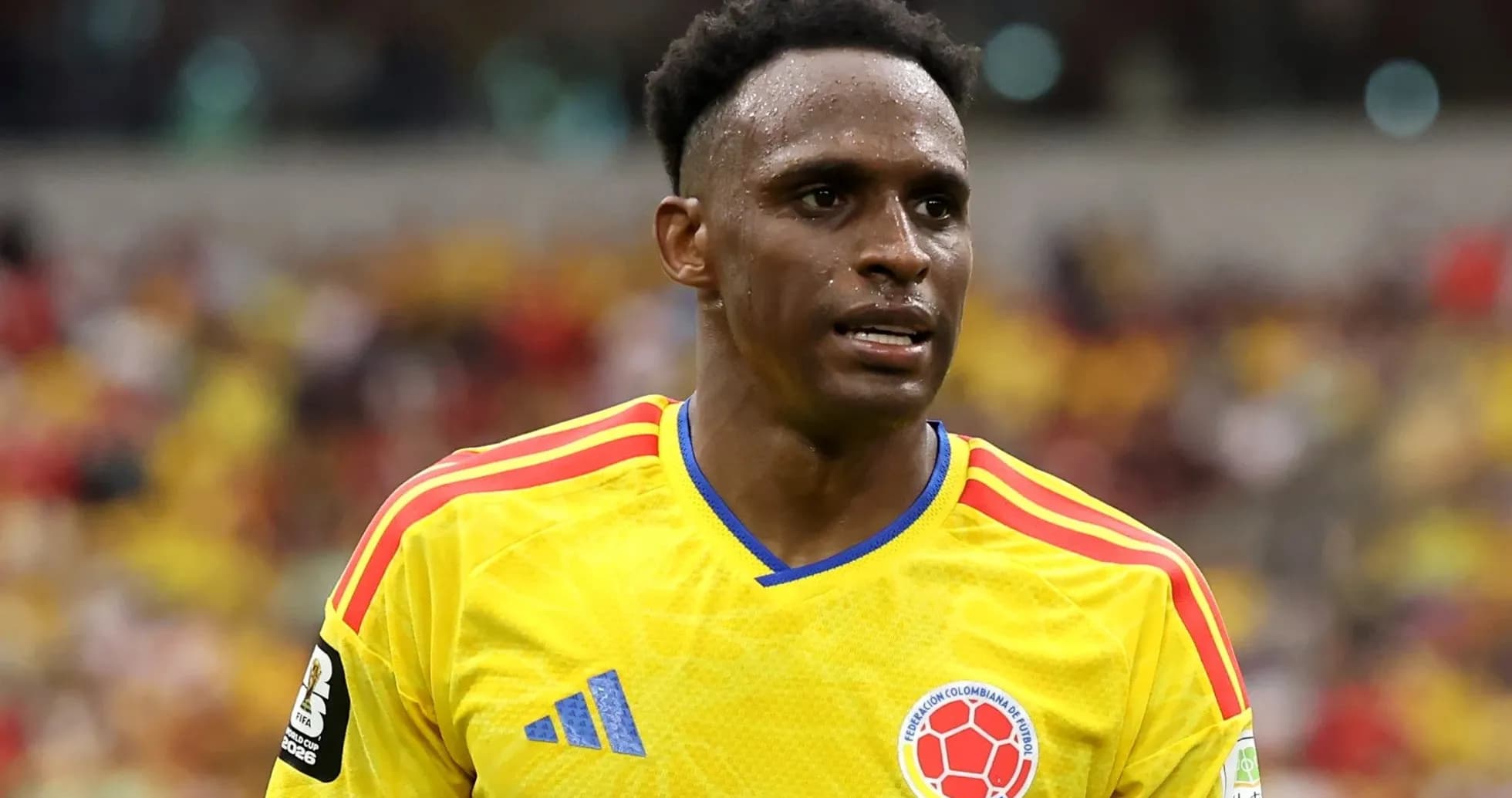 Jugador de fútbol colombiano en camiseta amarilla