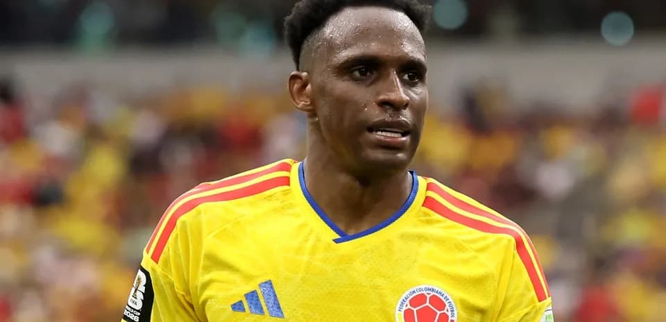 Jugador de fútbol colombiano en camiseta amarilla