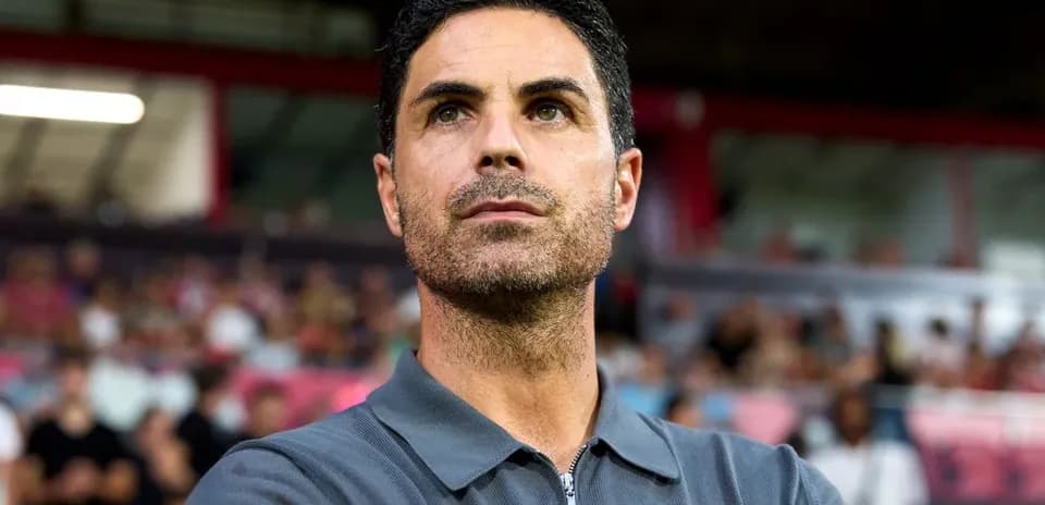 Entrenador observando el partido desde la banda