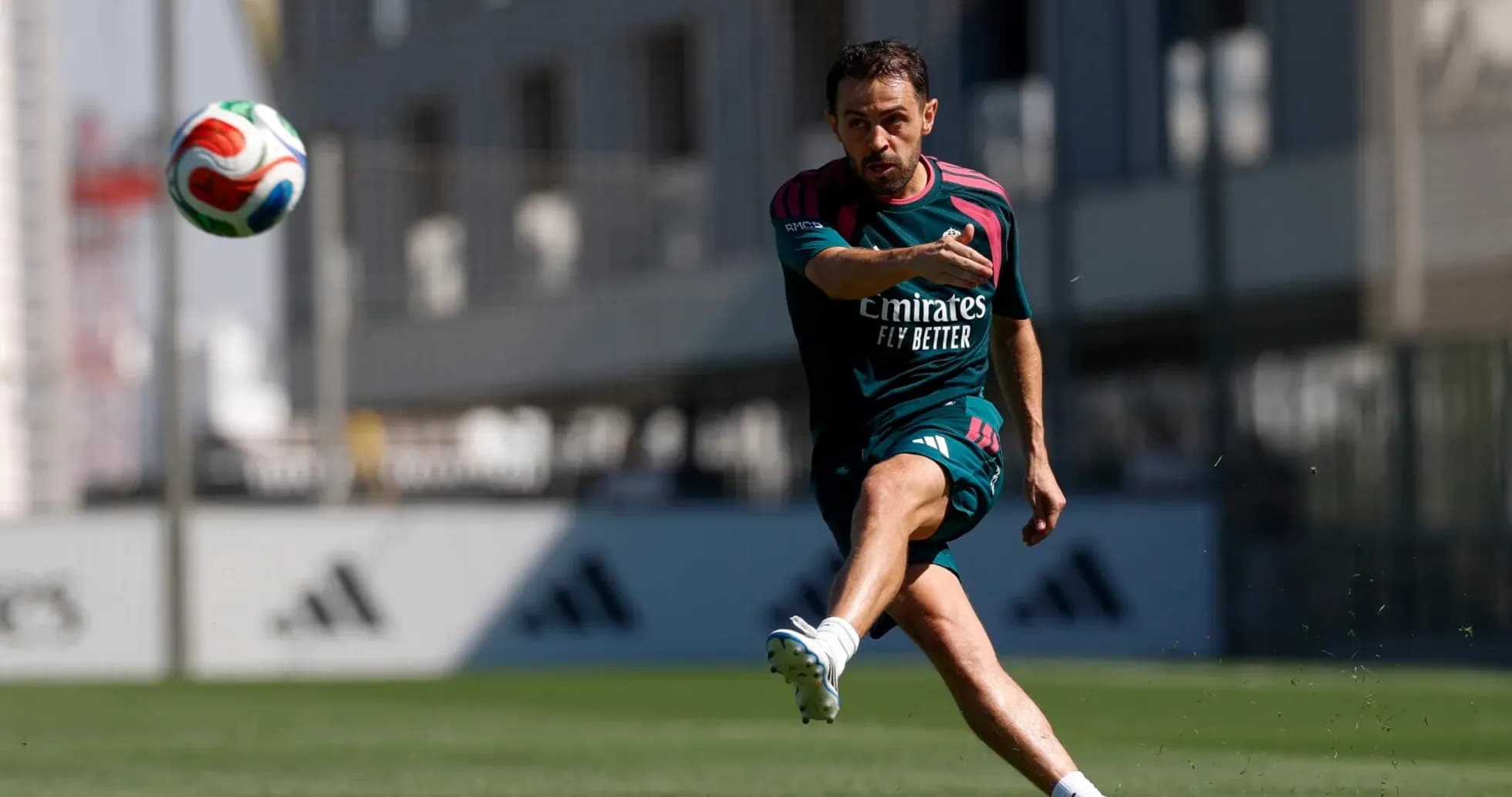 Jugador pateando balón durante sesión de entrenamiento