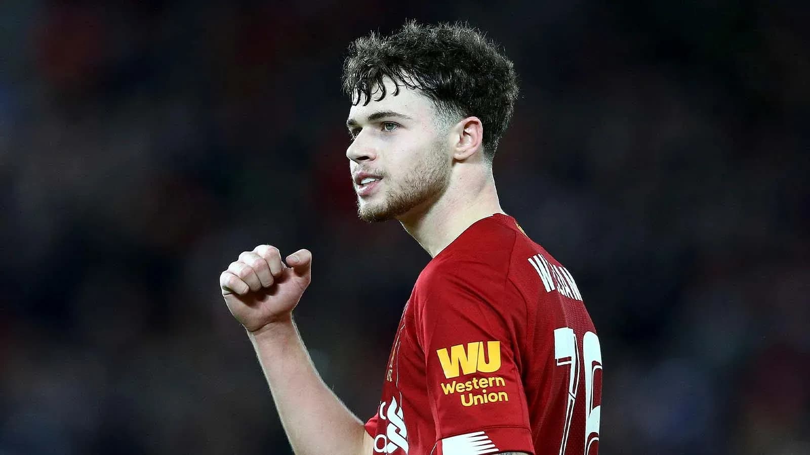 Jugador de Liverpool levantando el puño en celebración