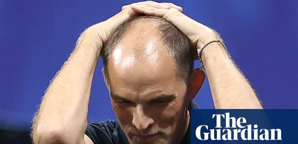 Entrenador tocándose la cabeza durante un partido
