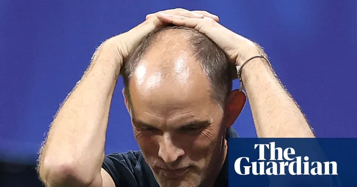 Entrenador tocándose la cabeza durante un partido