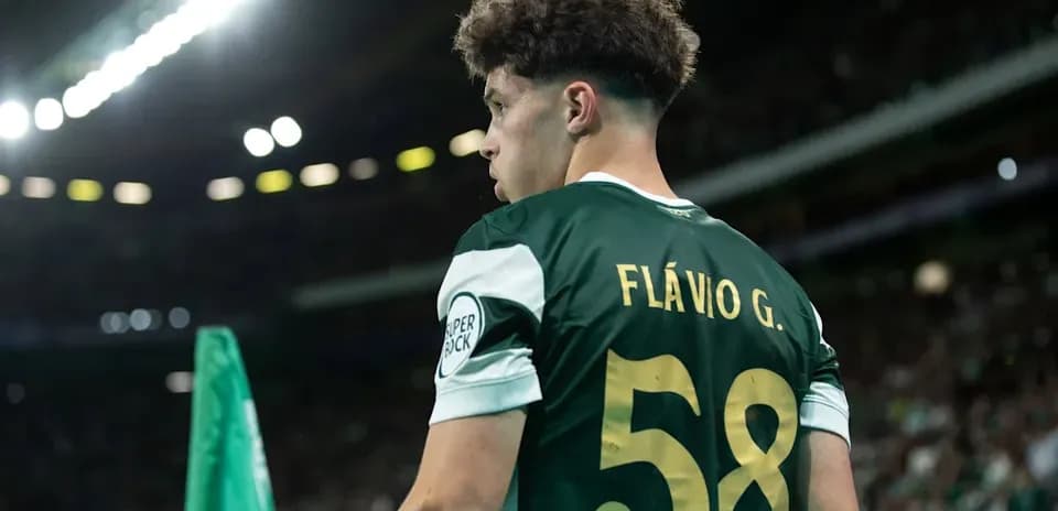 Jugador de fútbol con camiseta de Sporting CP en el campo