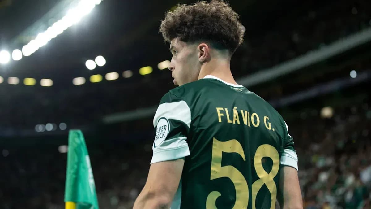 Jugador de fútbol con camiseta de Sporting CP en el campo