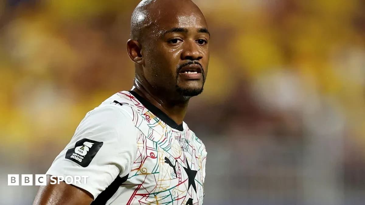 Jugador de fútbol con camiseta de Ghana en el campo