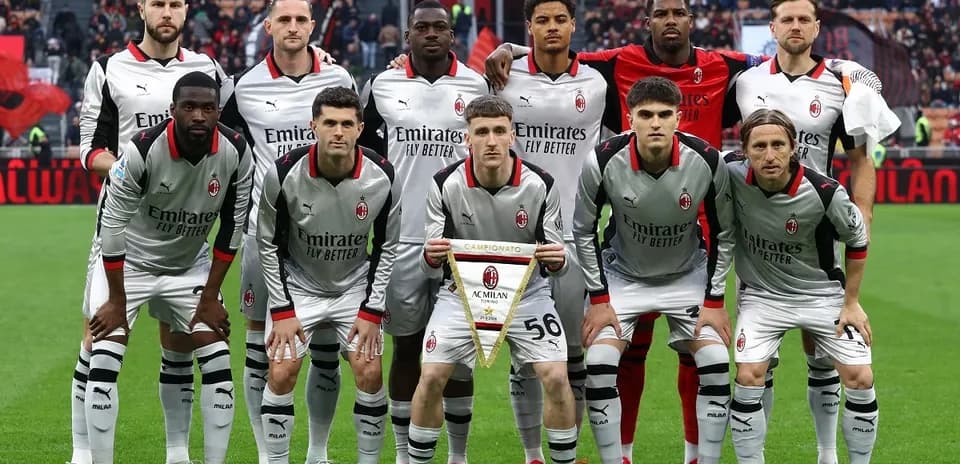 Jugadores de AC Milan en formación antes del partido