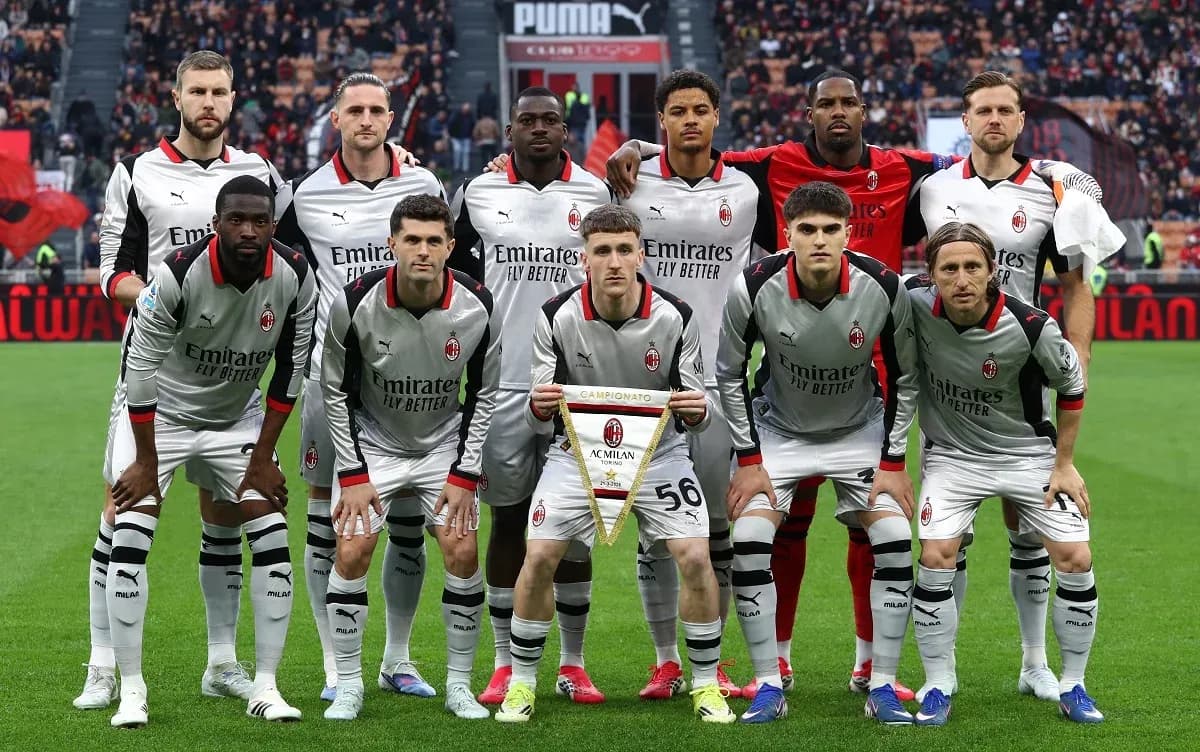 Jugadores de AC Milan en formación antes del partido