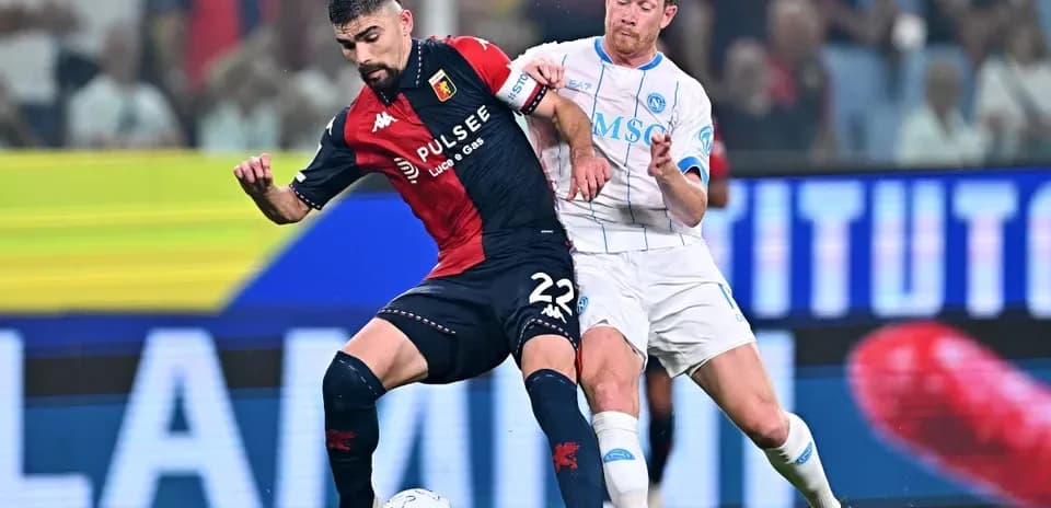 Jugador de Genoa luchando por el balón contra Napoli