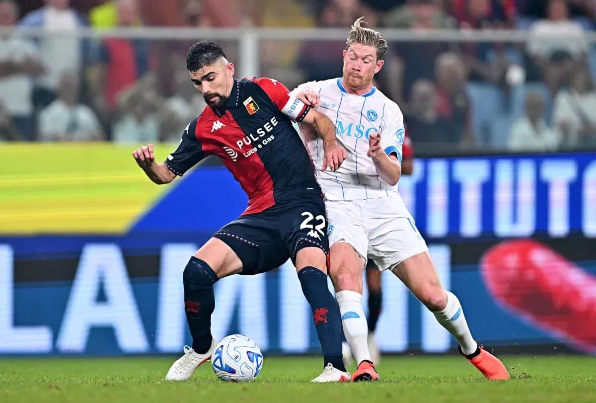 Jugador de Genoa luchando por el balón contra Napoli