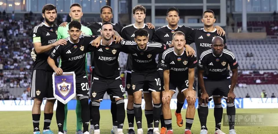 Equipo de Qarabag posando antes del partido