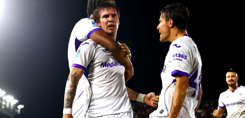 Jugadores de la Fiorentina celebrando un gol juntos
