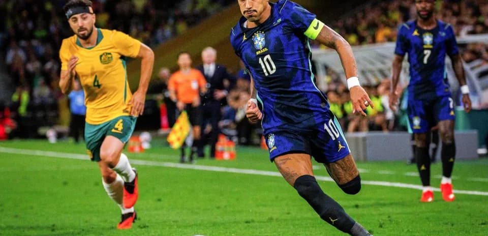 Jugador de Brasil avanzando con el balón durante el partido