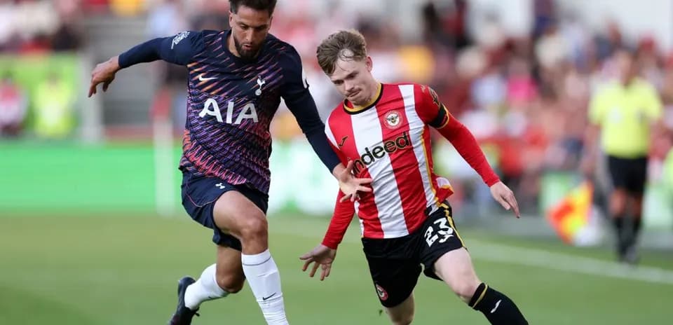 Jugadores de Brentford y Tottenham compitiendo por el balón