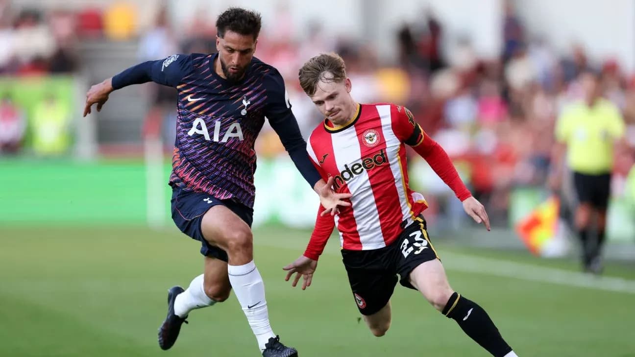 Jugadores de Brentford y Tottenham compitiendo por el balón