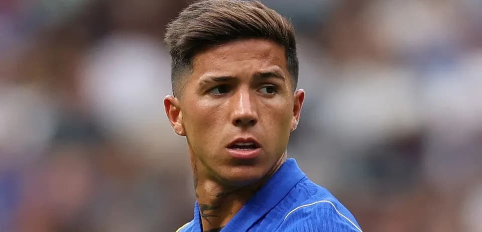 Jugador con camiseta azul en el campo de fútbol